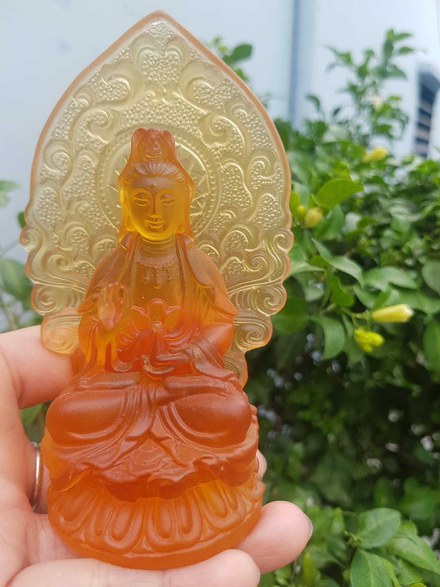 TƯỢNG PHẬT BÀ QUAN ÂM MỚI ĐÁ LƯU LY VÀNG ĐẬM ĐỂ TRONG XE HƠI hoặc BÀN cao 12cm x đk 7cm x đế 5cm Mệnh KIM mệnh THỔ mệnh THUỶ ạ