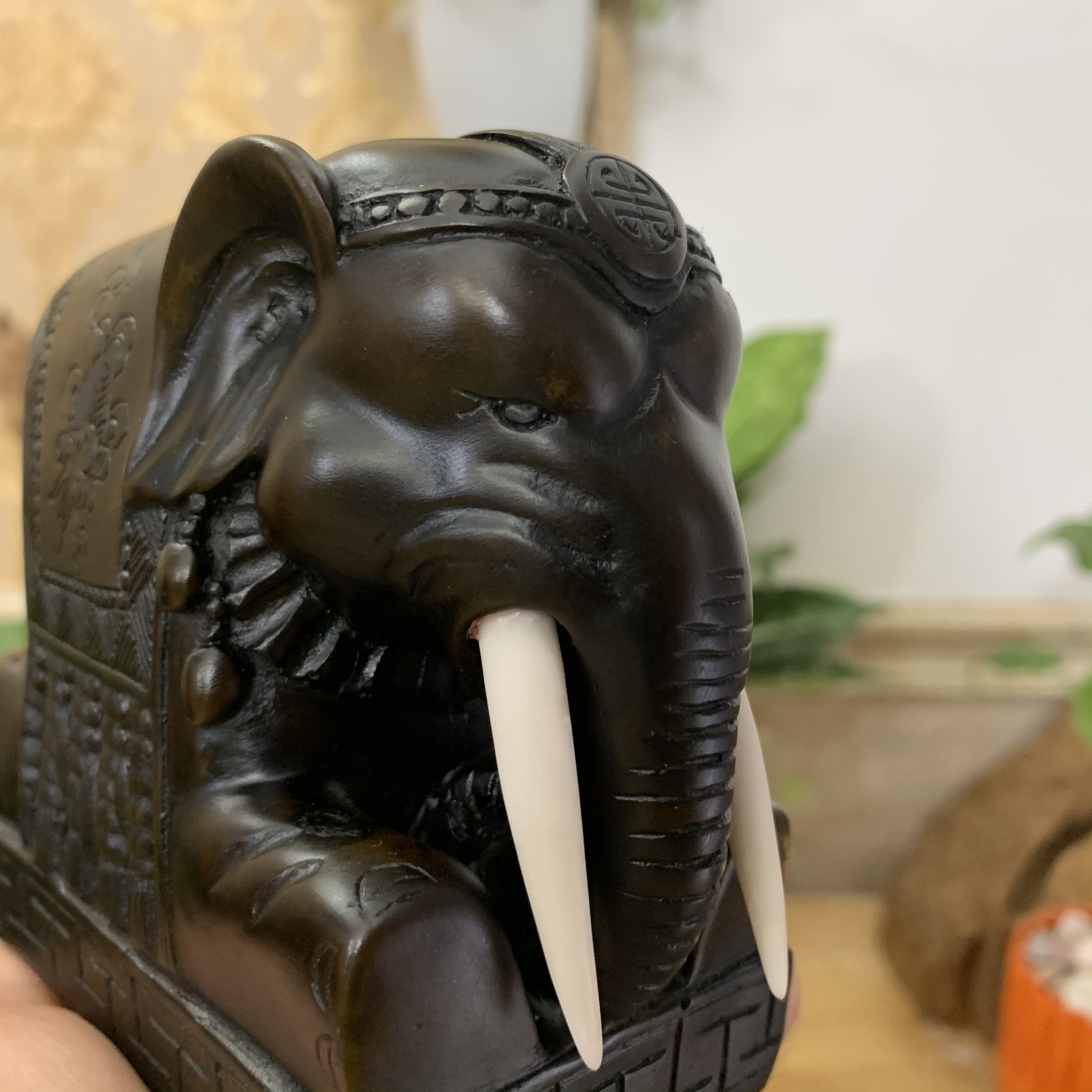 Tượng voi đá trang trí phong thủy dáng voi quỳ phục bảo vệ gia chủ - Dài 12cm