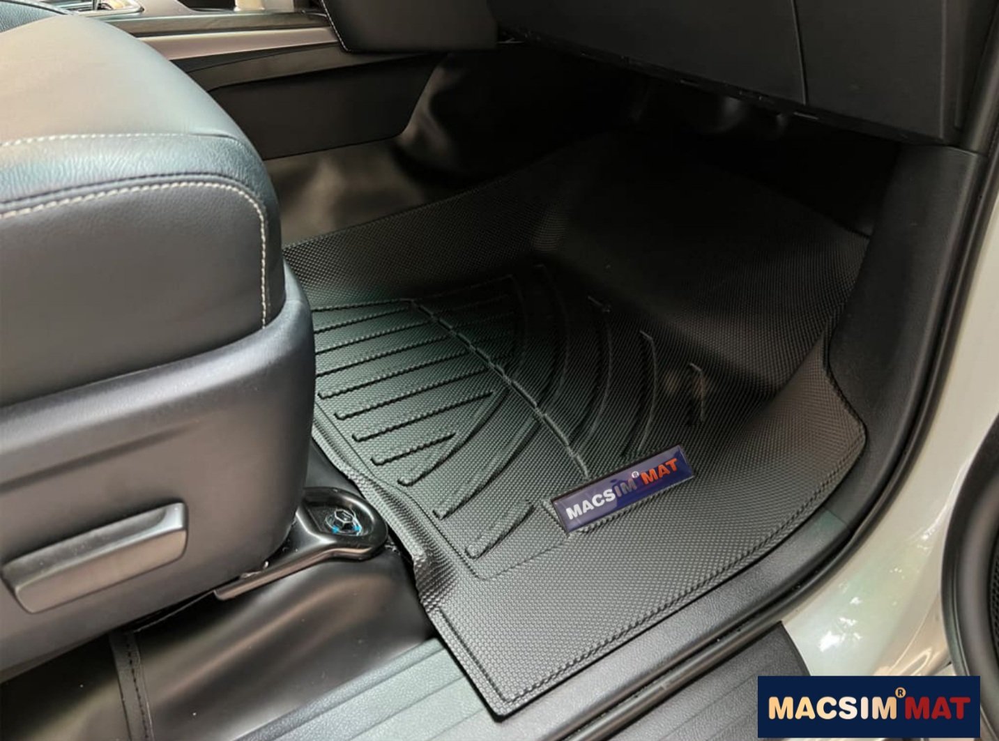Thảm lót sàn xe ô tô Toyota Innova 2008 - 2016 Nhãn hiệu Macsim chất liệu nhựa TPV cao cấp màu đen- 2 hàng ghế