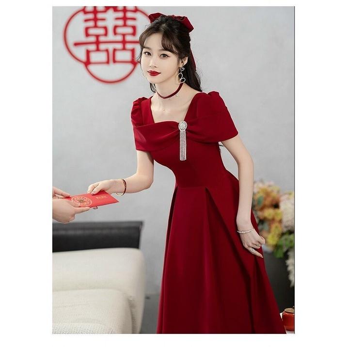 ĐẦM XÒE ĐỎ TRỄ VAI KÈM PHỤ KIỆN