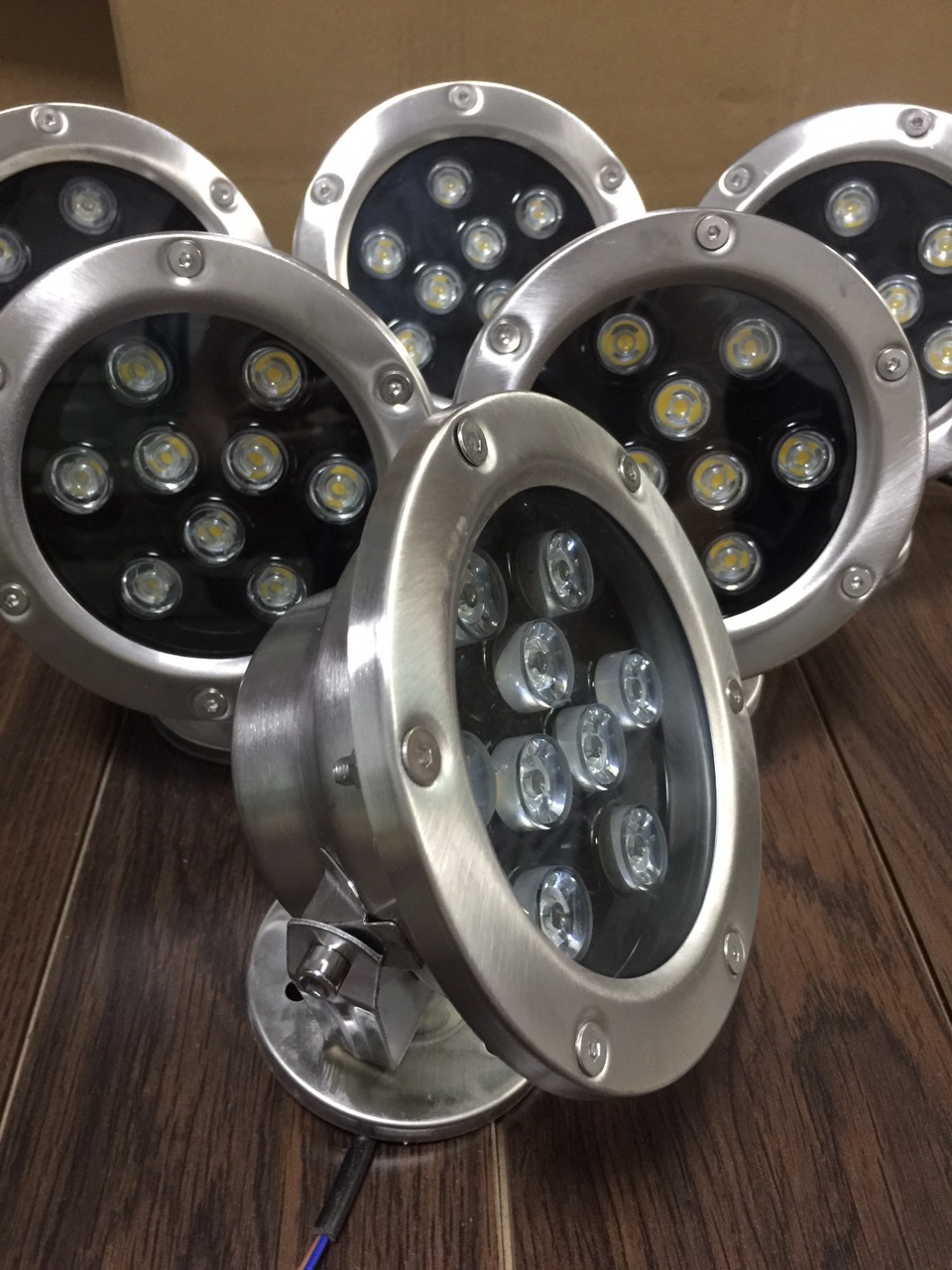 Đèn LED âm nước 9W đổi mầu, 24VAC, INOX 304. Tiêu chuẩn IP 68. Dùng chiếu bể cá, hồ bơi