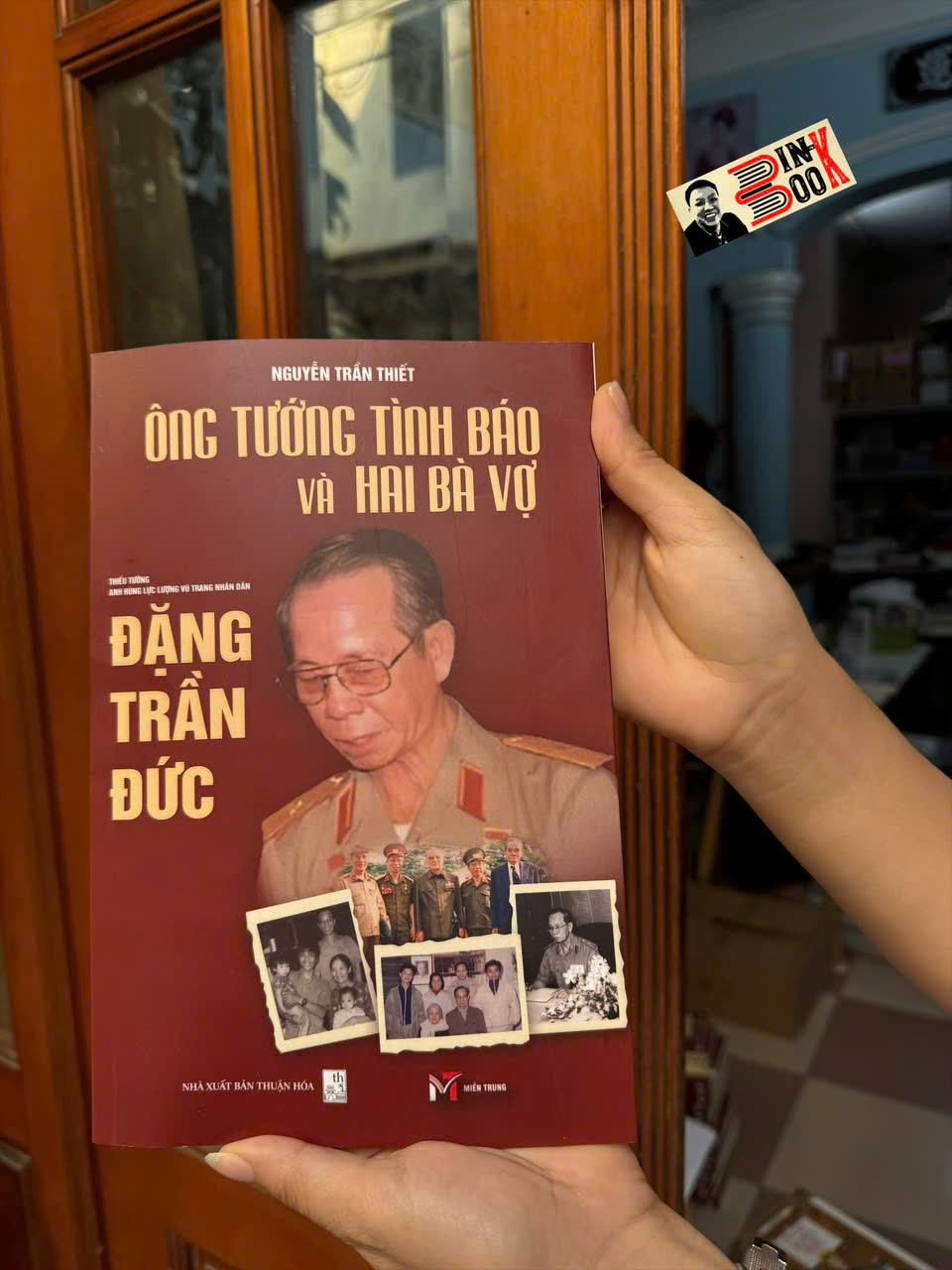 ÔNG TƯỚNG TÌNH BÁO VÀ HAI BÀ VỢ - Thiếu tướng Anh hùng LLVTND Đặng Trần Đức - Nguyễn Trần Thiết – Sách Miền Trung
