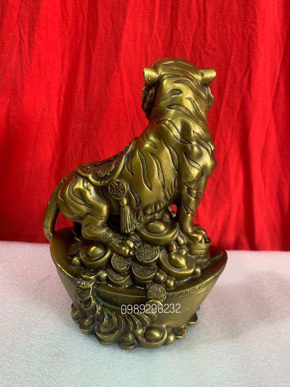 Tượng Hổ đứng trên thỏi vàng phong thuỷ bằng đồng