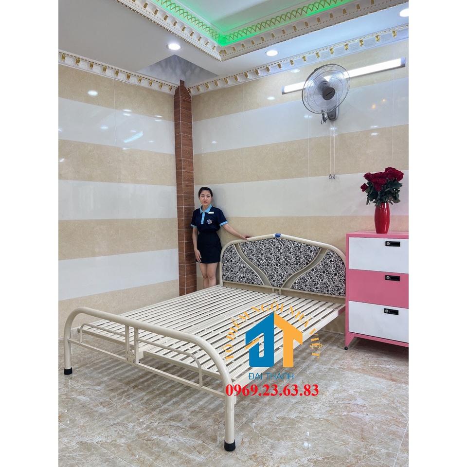 Giường sắt mẫu mới 1m6x2m màu kem