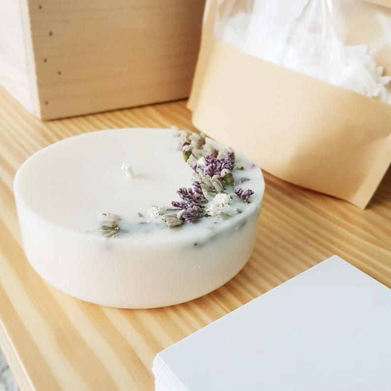 Nến thơm cao cấp bằng sáp đậu nành với tinh dầu hoa nhài, trang trí hoa lavender và hoa sao tím