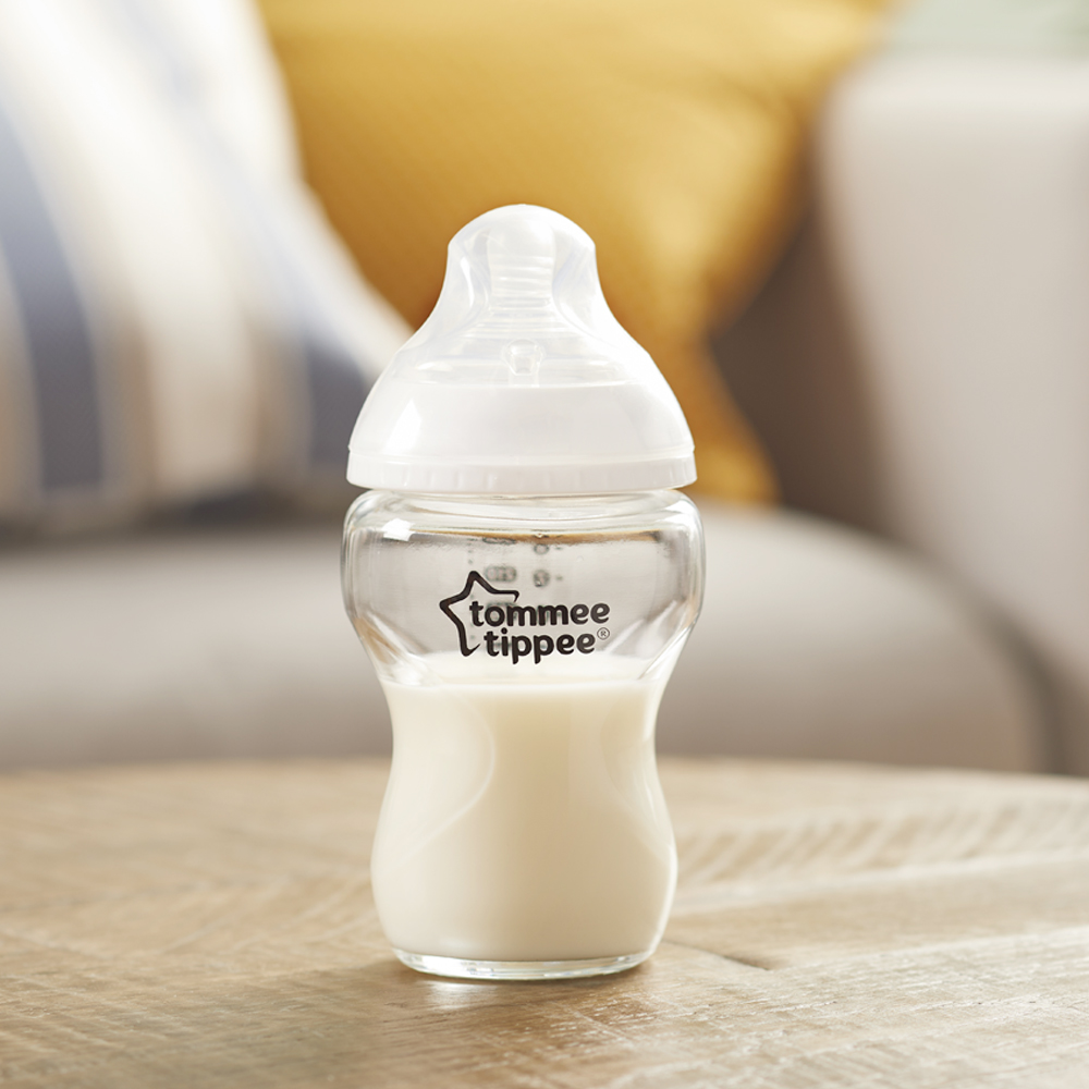 COMBO Bình sữa thủy tinh ty siêu mềm tự nhiên Tommee Tippee Closer to Nature 250ml &amp; Ty ngậm dạ quang cho bé Tommee Tippee Night Time 6-18 tháng (vỉ đôi) - Cá Voi