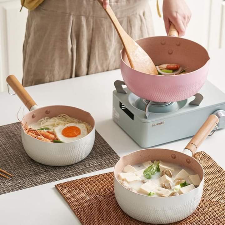 CHẢO ĐÁ CHỐNG DÍNH SIZE 18CM CÁN BẰNG GỖ CHỐNG NÓNG CÓ MÓC TREO GỌN GÀNG, ĐÁY TỔ ONG DÙNG CHO MỌI LOẠI BẾP GIA ĐÌNH KỂ CẢ BẾP TỪ - NỒI QUẤY BỘT, NẤU ĐỒ ĂN DẶM CHO BÉ YÊU