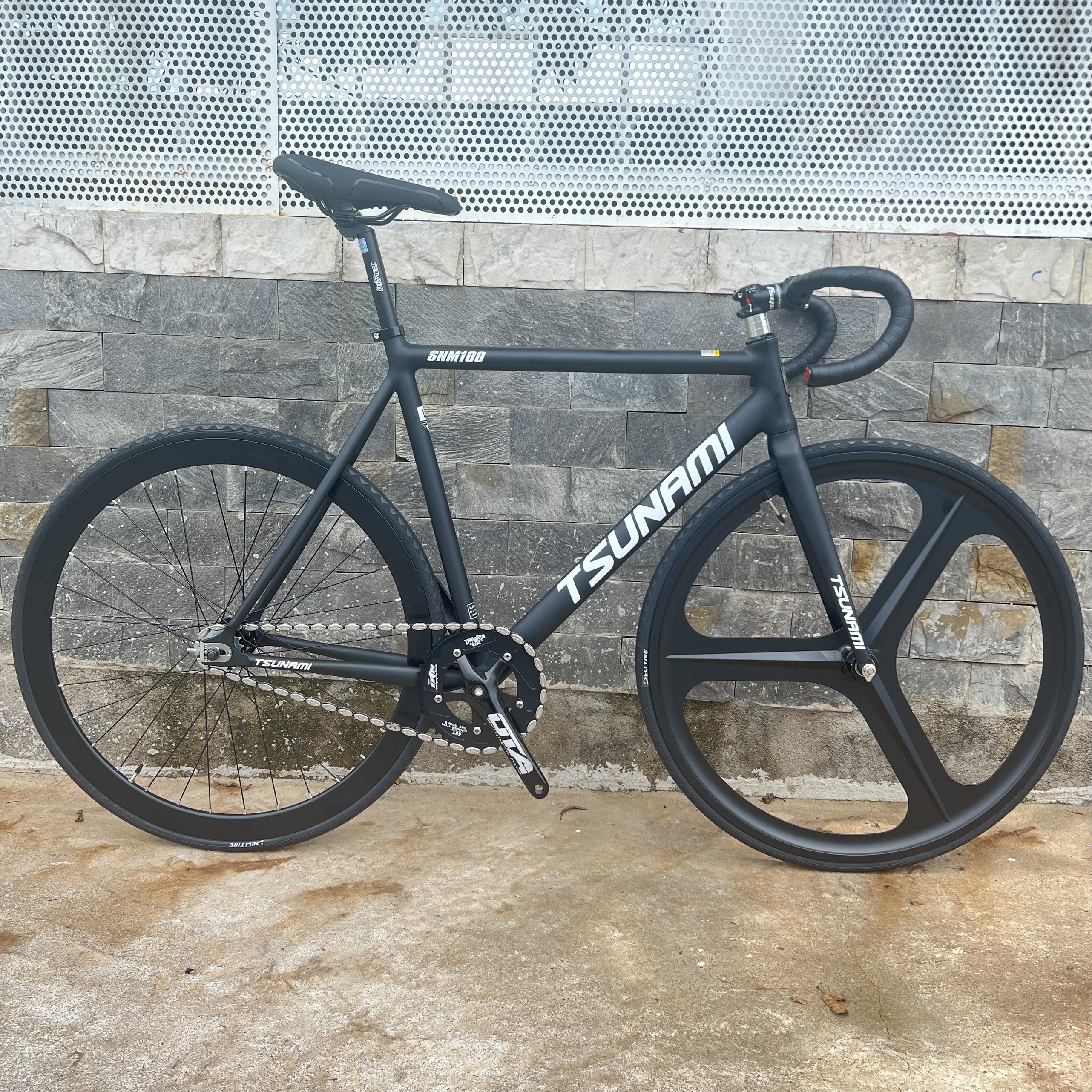 Xe đạp fixed gear TSUNAMI SNM100 nâng cao trước 3 đao đen - Đen chữ trắng