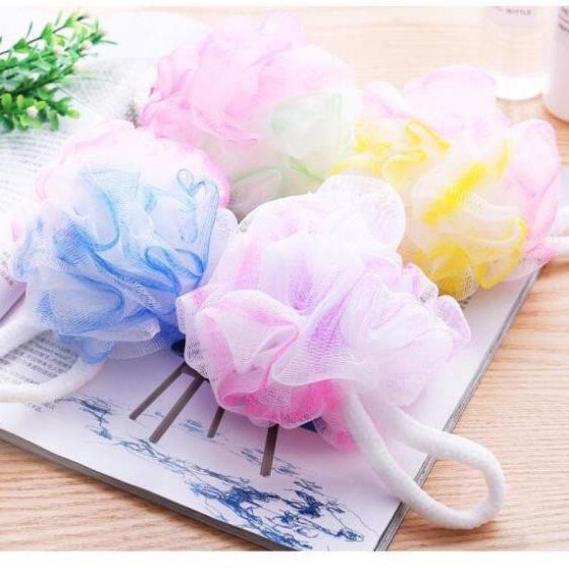 Bông tăm sợi bông tạo bọt trong phòng tắm