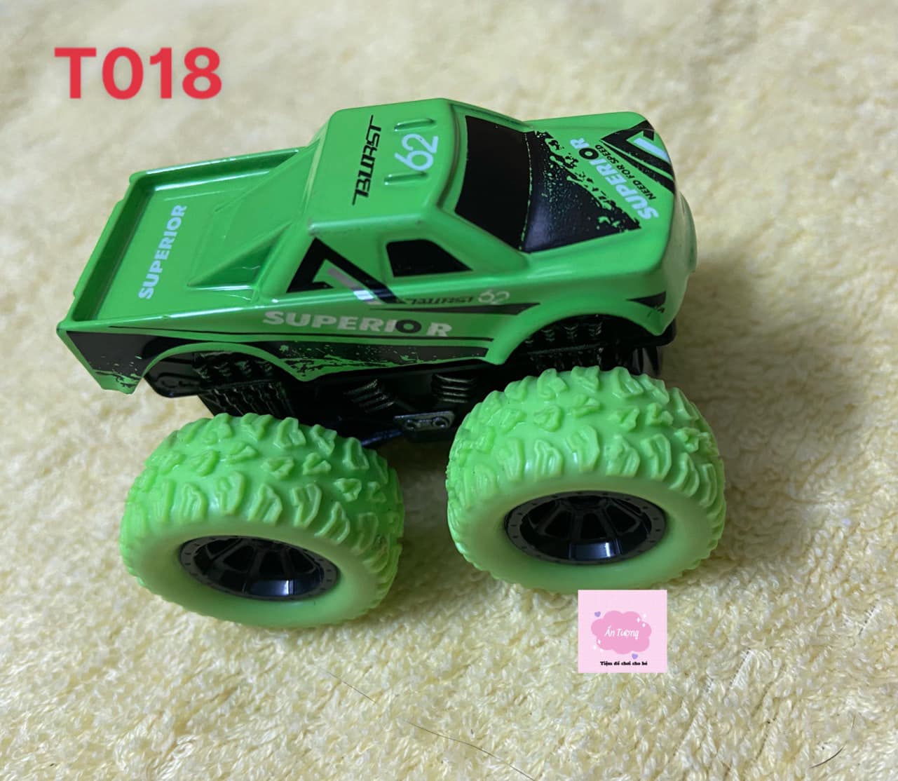 Set 4 chiếc xe đua địa hình hot wheel bằng kim loại, phụ kiện sáng tạo, an toàn cho bé