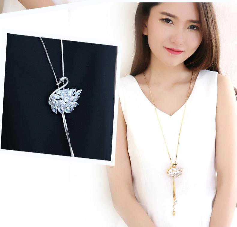 Vòng cổ thiên nga đính đá dáng dài phối đồ dự tiệc