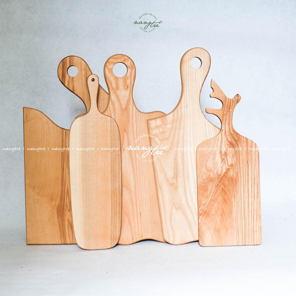 Thớt gỗ tay nắm lệch bo tròn - đựng thức ăn - trang trí
