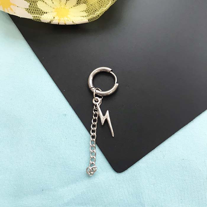 Khuyên tai nam xích dài tia sét độc đáo