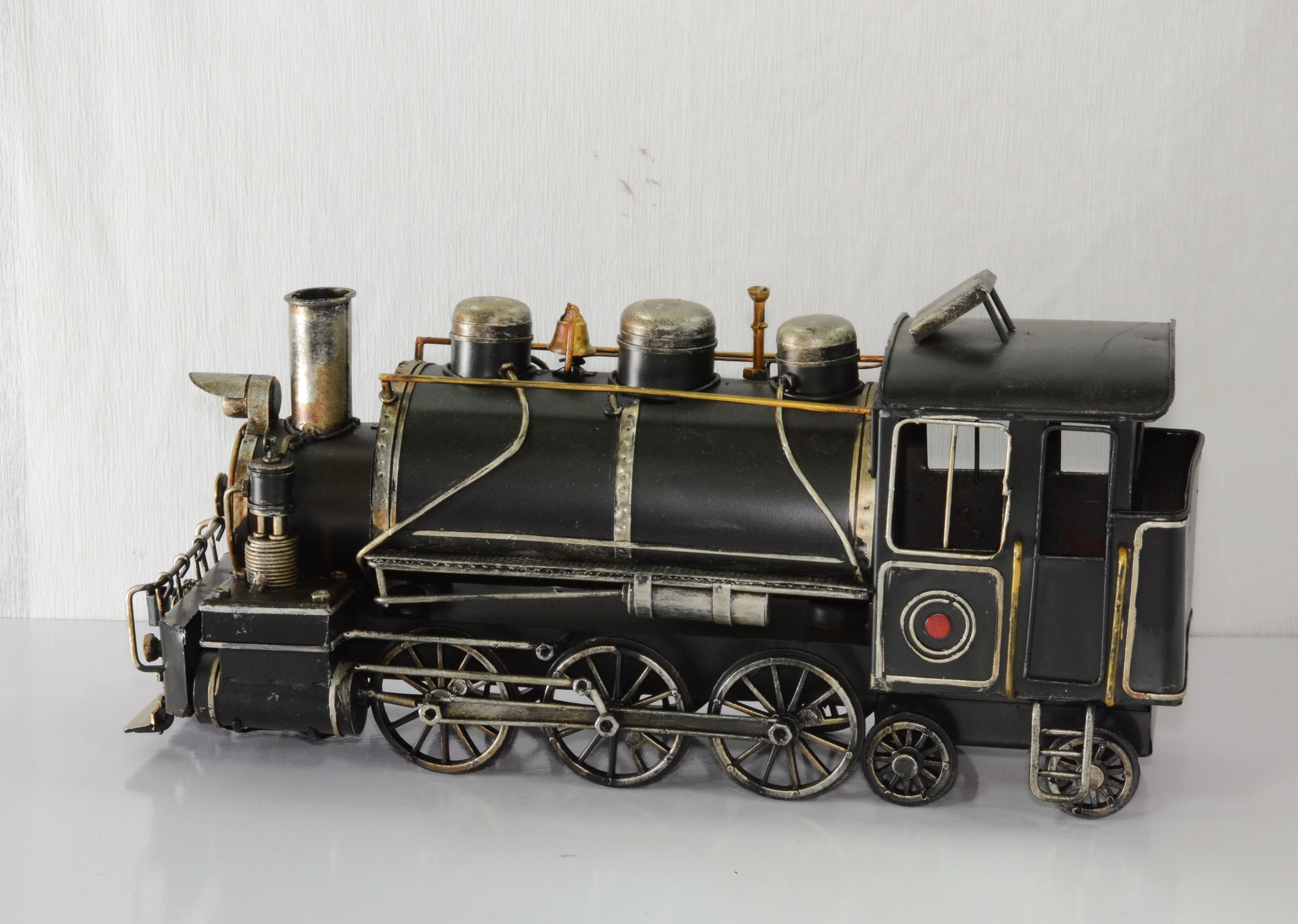 Mô hình đầu Xe lửa cổ điển kim loại trưng bày/ Vintage Metal Train Handmade Decorative (1204E-2897)