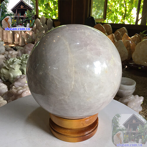 Quả cầu thạch anh hồng tự nhiên giúp nạp khí vượng tài – Đường kính 21cm- Nặng 13.2kg – QC887