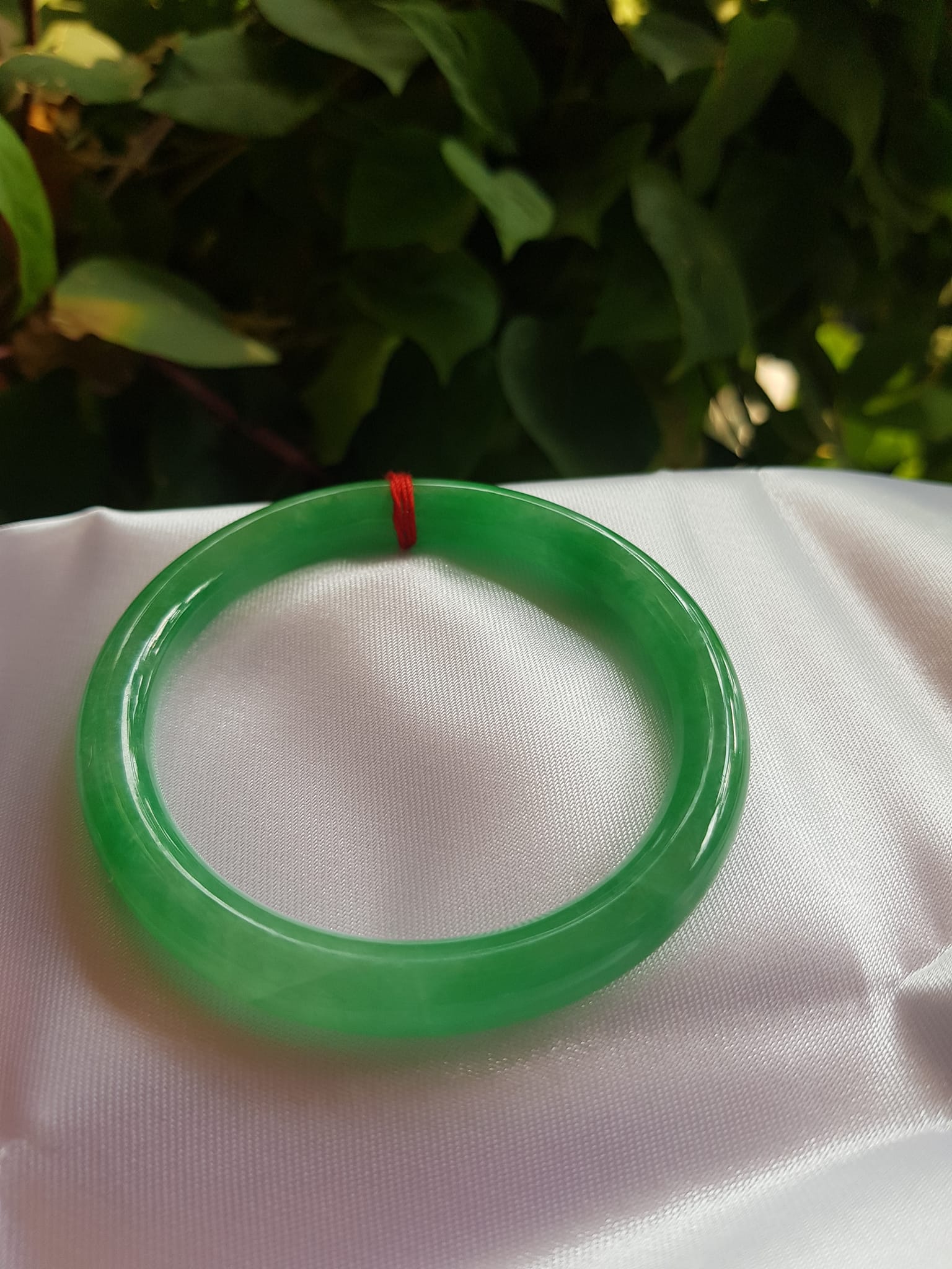 Vòng cẩm thạch Lý Nở 53 Size vòng 53mm x Dầy 7,2mm màu Xanh lá Tươi bóng đều đẹp quá Nữ mệnh Mộc Hỏa 52kg - 60kg đeo đẹp ạ