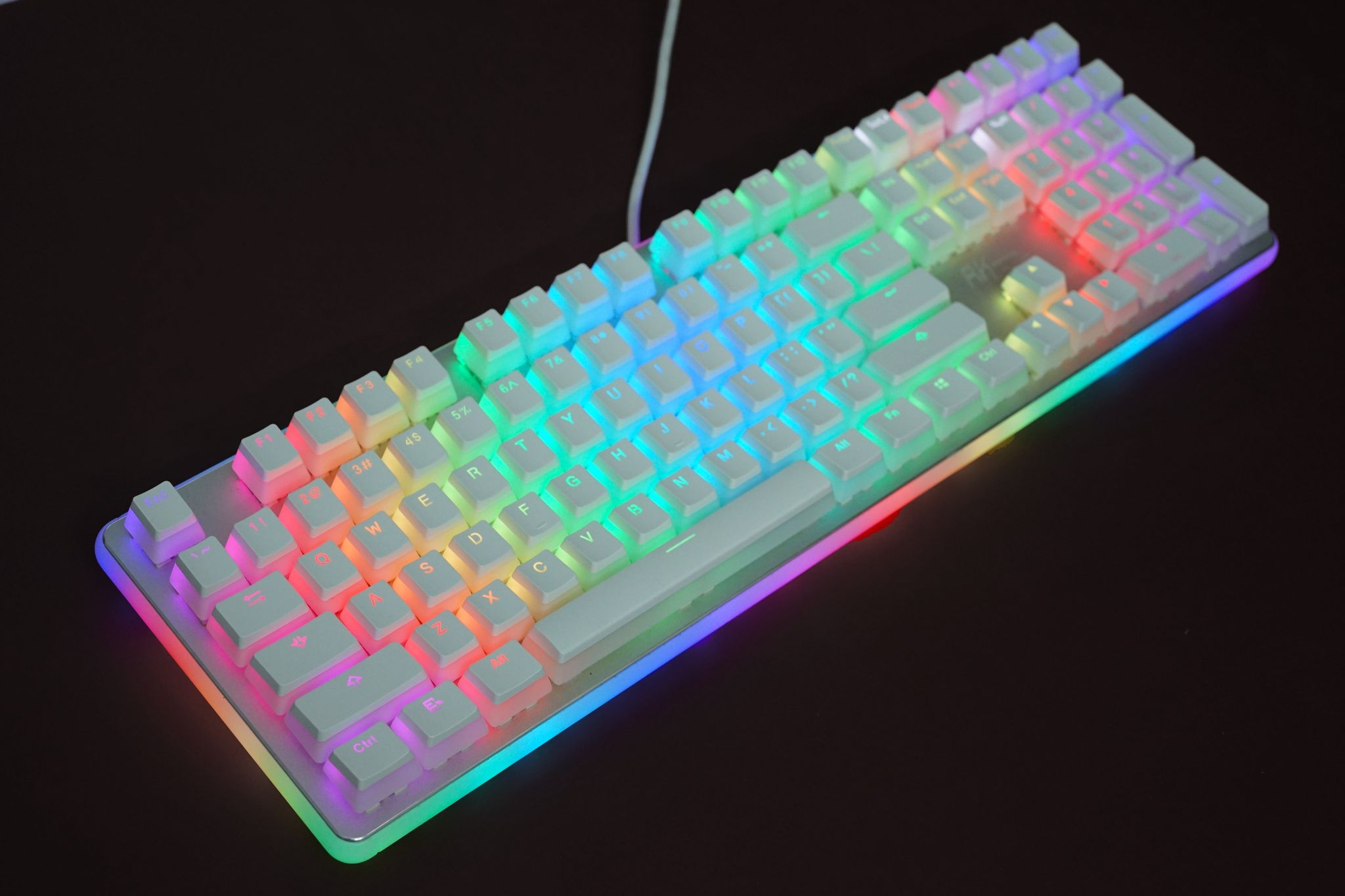 Bàn phím cơ ZIFRIEND KA802T sử dụng Blue Switch thiết kế mini nhỏ gọn chỉ 87 phím với keycap pudding xuyên led cực đẹp