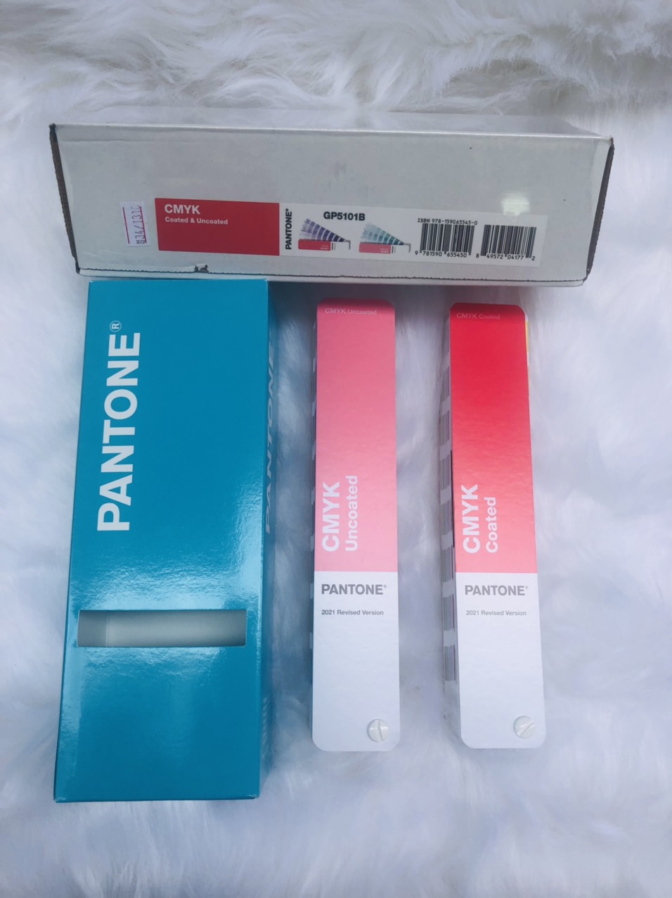 Bộ bảng màu Pantone CMYK Coated Uncoated GP5101B - Phiên bản năm 2023 - 2868 màu CMYK dùng cho thiết kế và in 4 màu - Nhập khẩu từ PANTONE LLC