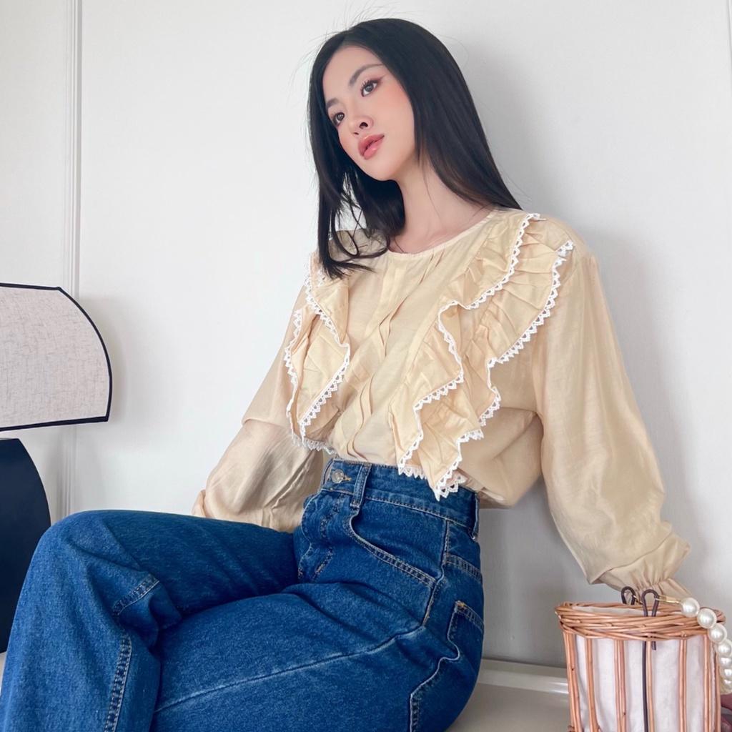 KIOBI - Áo kiểu Ninara form suông rộng, cổ tròn, tay phồng nhún bèo, bèo ngực viền ren, vải tơ silk mịn be - KIA224346B