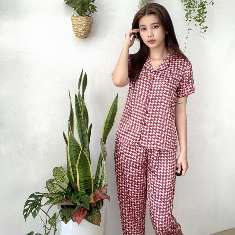 Bộ đồ Pyjama nữ, đồ mặc nhà lụa VILADY - B141 kiểu tay cộc quần dài họa tiết Ziczac chất liệu lụa Pháp (lụa latin) - Màu đỏ