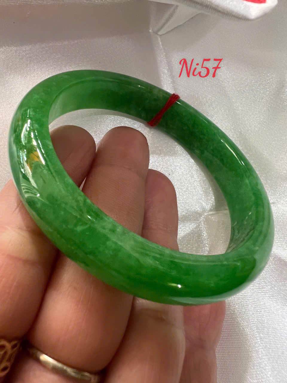 Vòng Tay Nữ Đá Cẩm Thạch Bản Hẹ Lý 57mm A Cao 12mm Dẩy 7,2mm Màu Xanh Lý Tươi Bông Trắng Bóng mượt đẹp nữ mệnh mộc hỏa thủy 55kg - 62kg đeo xinh đẹp sang tay món quà tặng mẹ tặng nữ ý nghĩa ạ