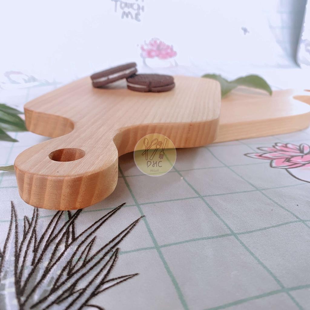 Thớt gỗ tay cầm Tần Bì nguyên khối nhiều kích thước IDecor trưng bày, chụp hình sản phẩm
