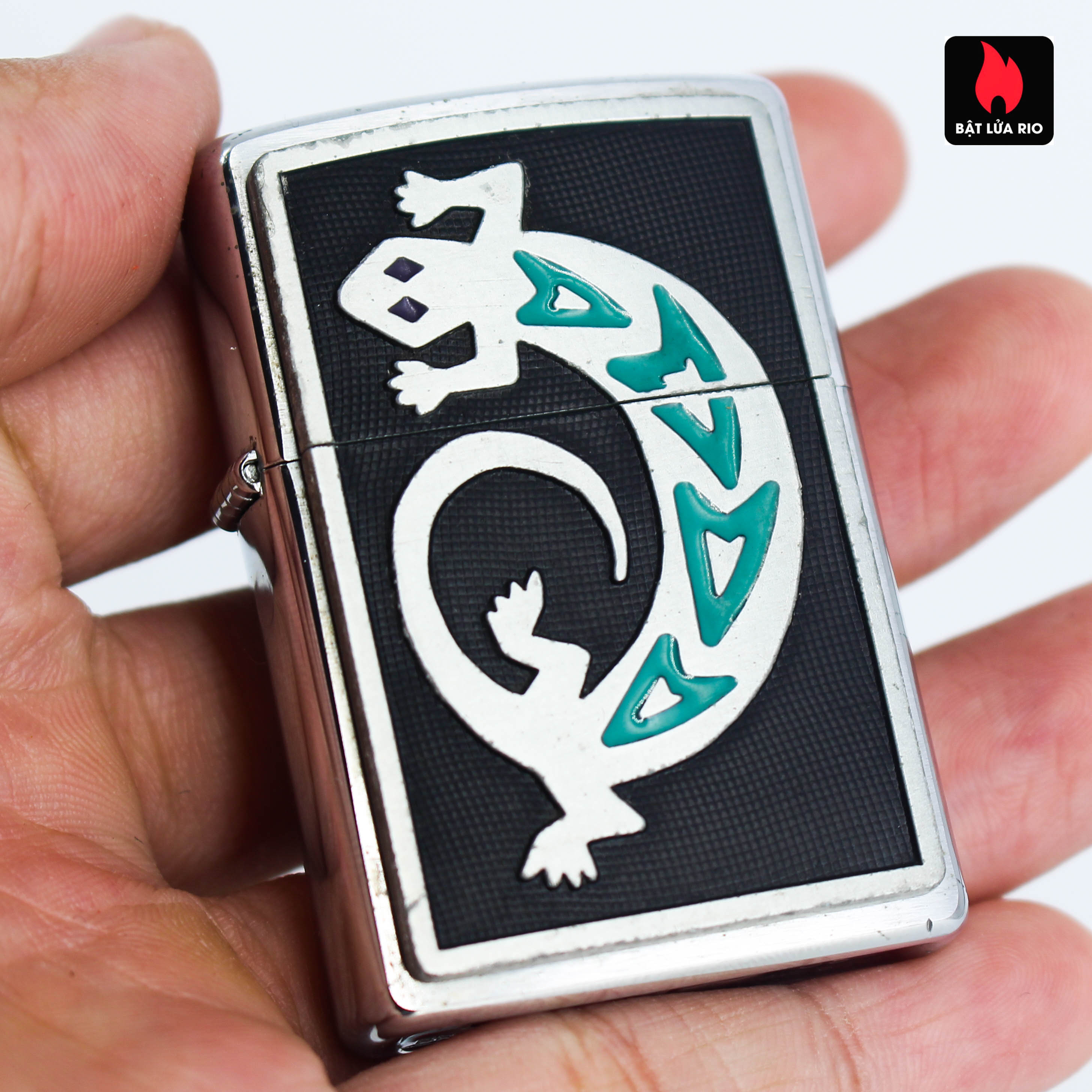 Bật Lửa Zippo 2005 – Zippo Emblem Silver Lizard Brushed Chrome