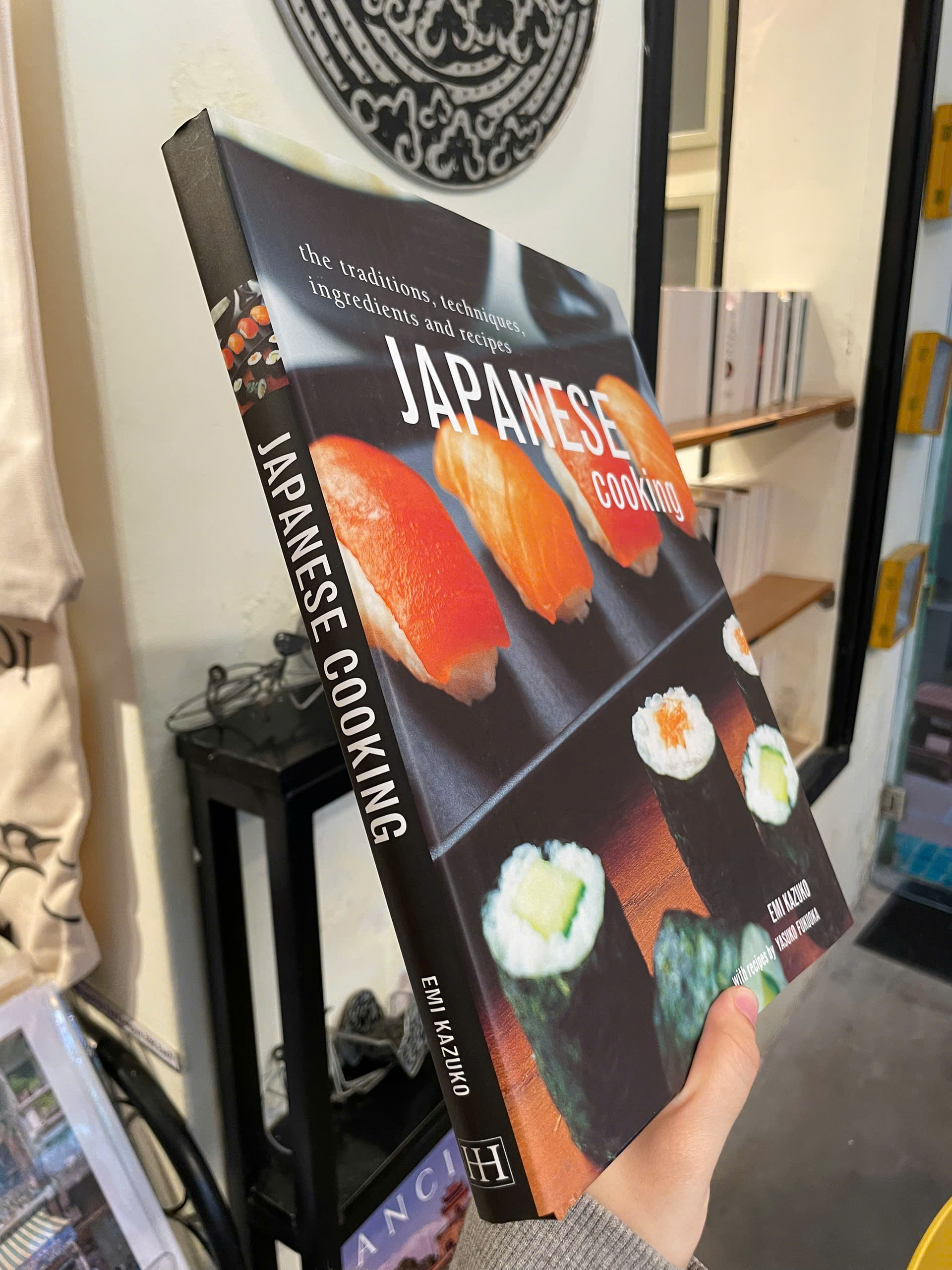 Sách - Japanese Cooking: The Traditions, Techniques, Ingredients &amp; Recipes - Emi Kazuko - Bìa cứng