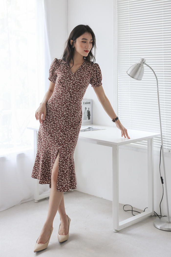De Leah - Đầm Ôm Đuôi Cá Cúc Trai - Đỏ mận