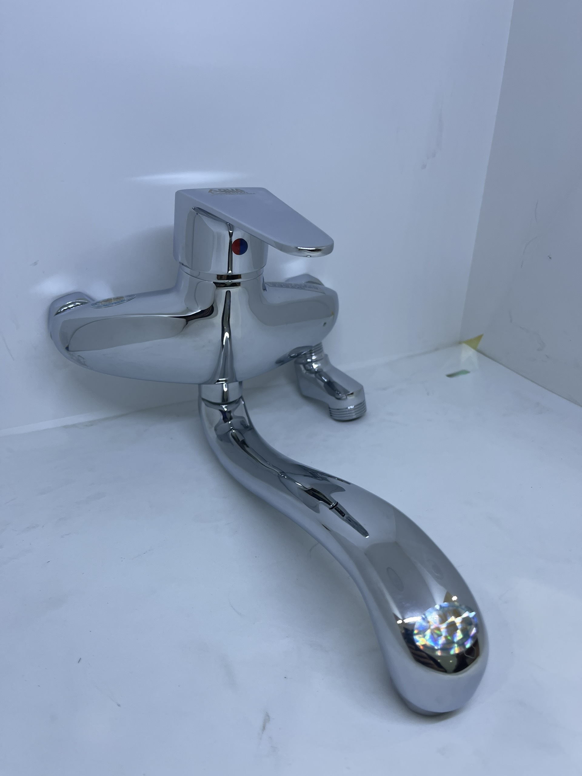Vòi chậu rửa bát nóng lạnh, cần cứng phía dưới. Thân bằng hợp kim đồng, mạ bóng. Dễ dàng vệ sinh. Phù hợp với mọi không gian bếp. VCDCA0211