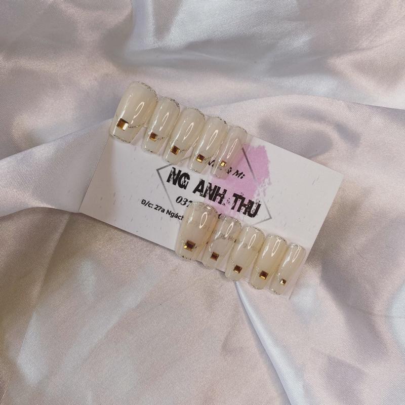 Móng giả kẻ nhũ