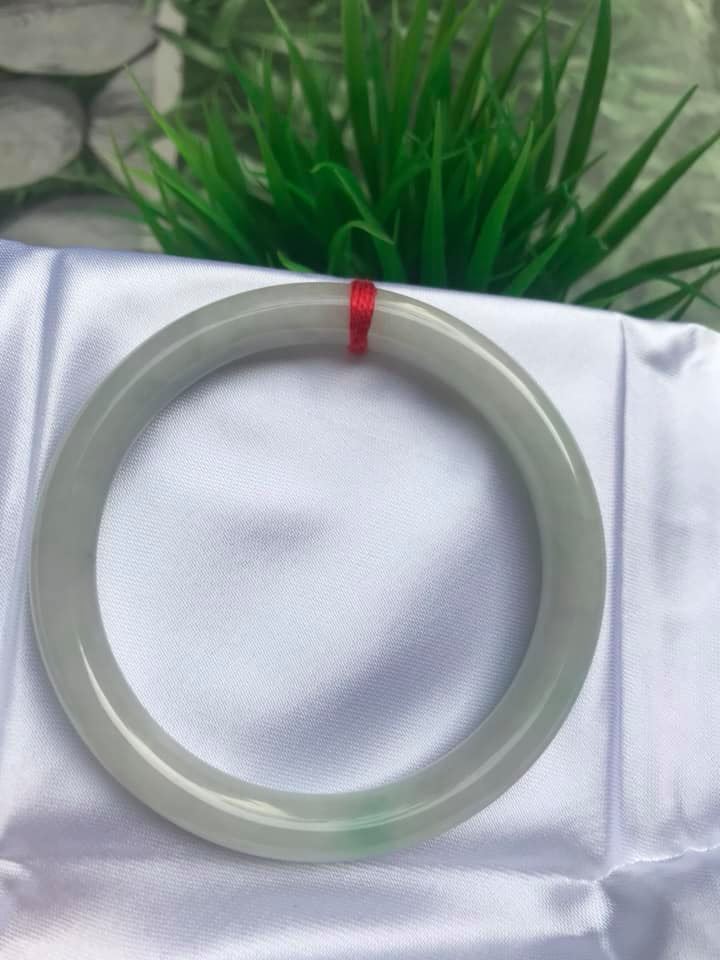 VÒNG TAY ĐÁ CẨM THẠCH MỚI TRẮNG LÝ 54  Size vòng 54mm x dầy 8mm  MÀU TRẮNG BÓNG CHẤM XANH LÝ NỮ 54kg đến 64kg Đeo