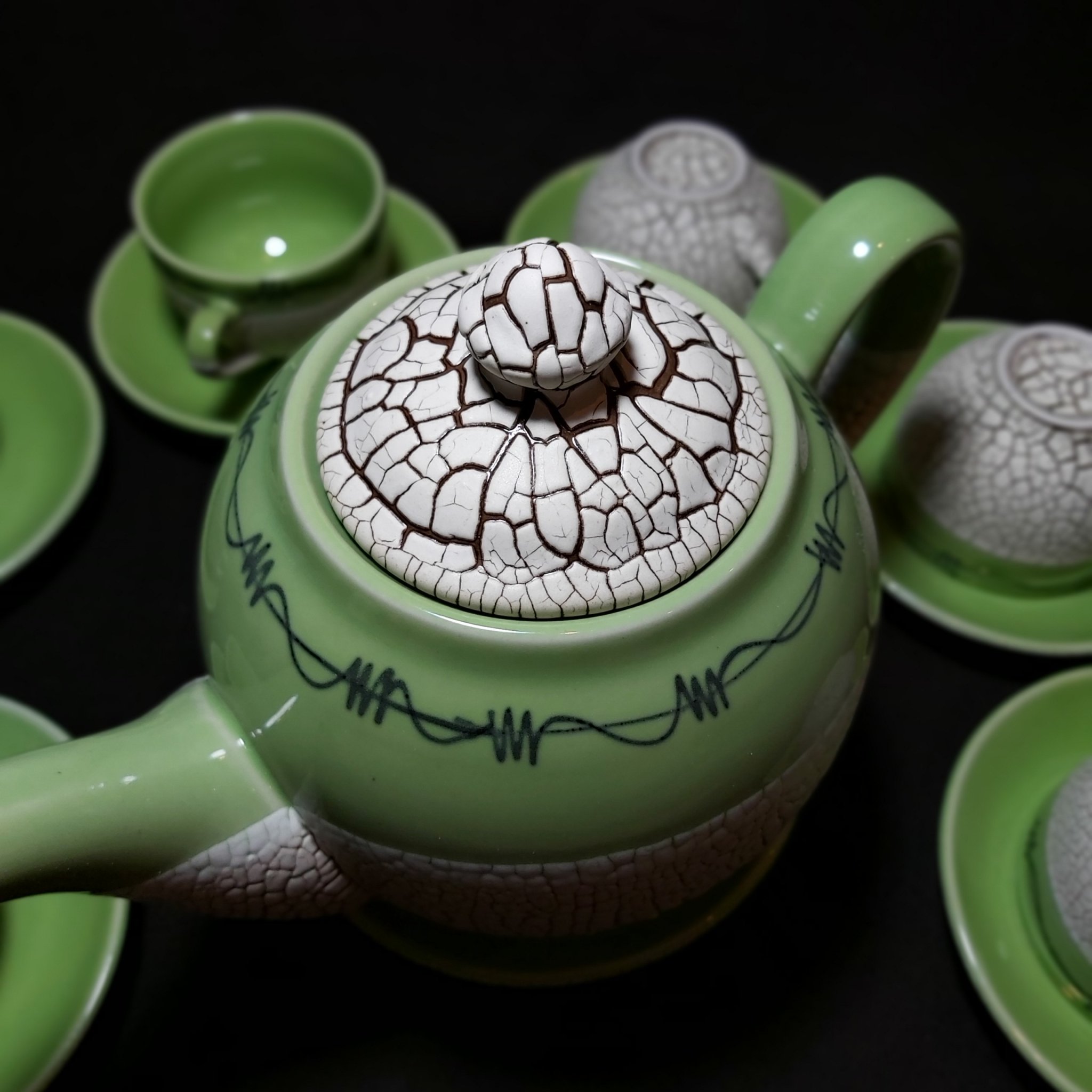 Bộ Ấm Uống trà mẫu Tròn – Hoa văn nổi sần kiểu đất nẻ cực đẹp – 1 ấm, 6 ly, 7 dĩa – Màu Xanh Lá Emerald
