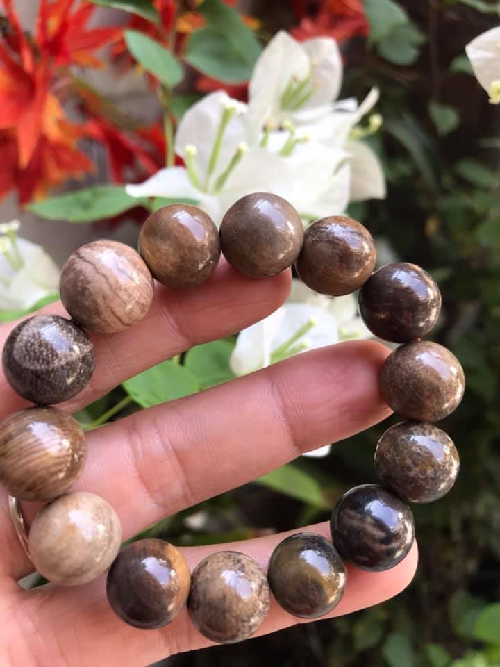 Vòng Gỗ Hóa Thạch Màu Vân Tự Nhiên Bóng Đẹp  Nam Đeo 14mm Màu Nâu Sáng Bóng Vàng Nhẹ  Nam đeo vào tay đẹp sang tốt rẻ nữa ạ