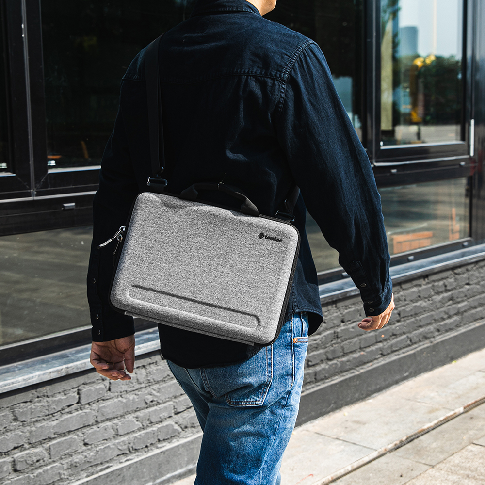 TÚI ĐEO CHÉO CHỐNG VA ĐẬP TOMTOC EVA FOR MACBOOK PRO 15″/MACBOOK 16″ GRAY