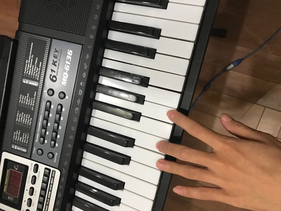 Đàn piano điện 61 phím kèm sạc, micro và giá đỡ nhạc lý