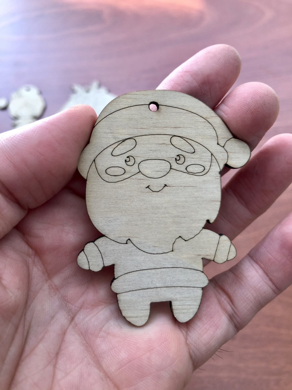 Trang trí Noel với Bộ Gỗ tự tô mầu Có dây và Set 6 mầu đi kèm