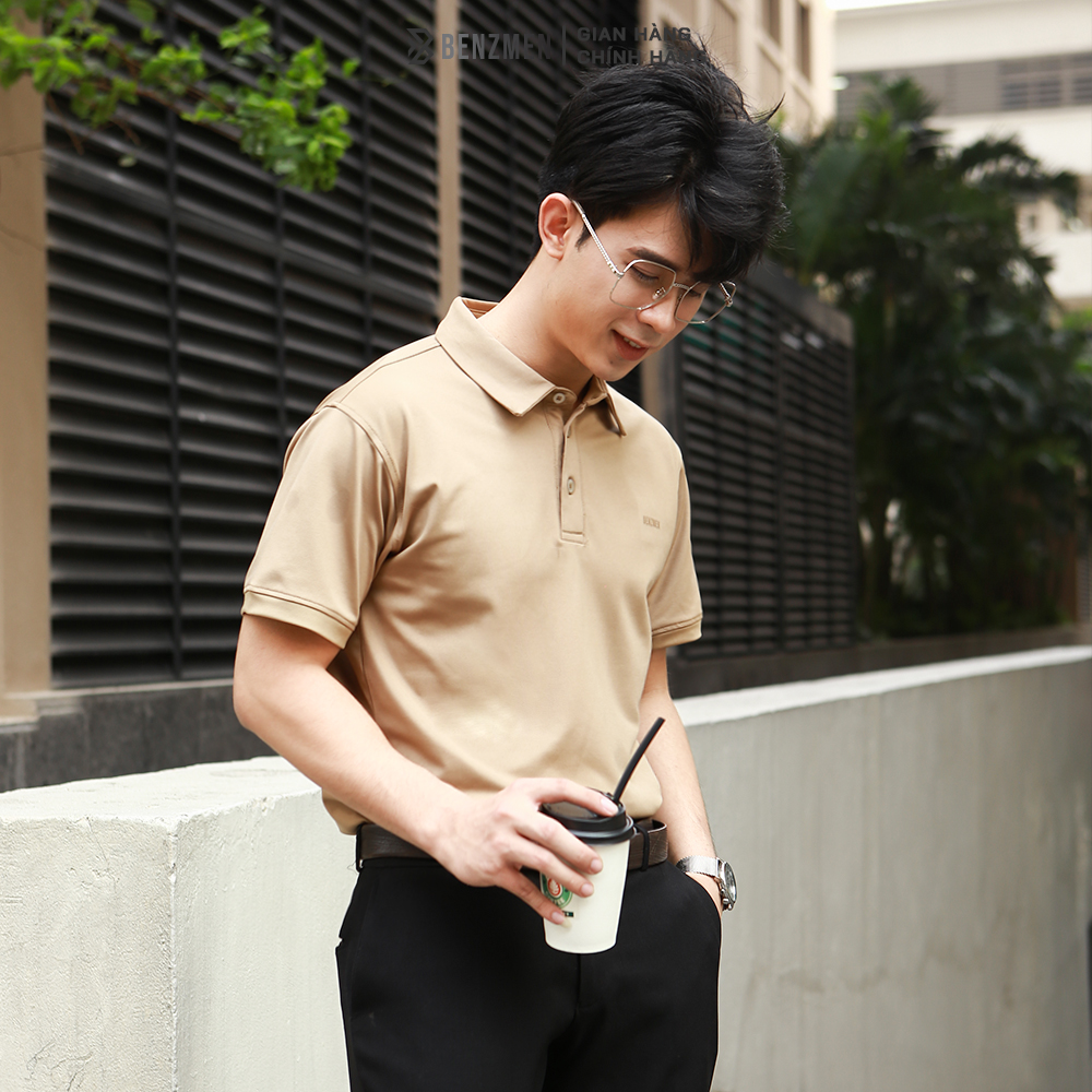 Áo Polo Cafe Benzmen chất liệu mềm mại, thoáng mát, màu nâu lạnh dễ dàng phối với nhiều outfit khác nhau. BEZMEN