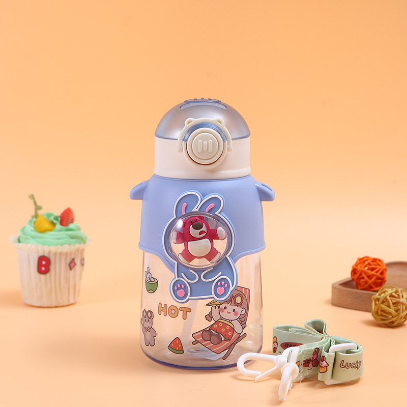 Bình nước gấu dâu cute cho bé đựng nước có ống hút vòi 500ml phù hợp trẻ em đi học, đi chơi dã ngoại, thể thao