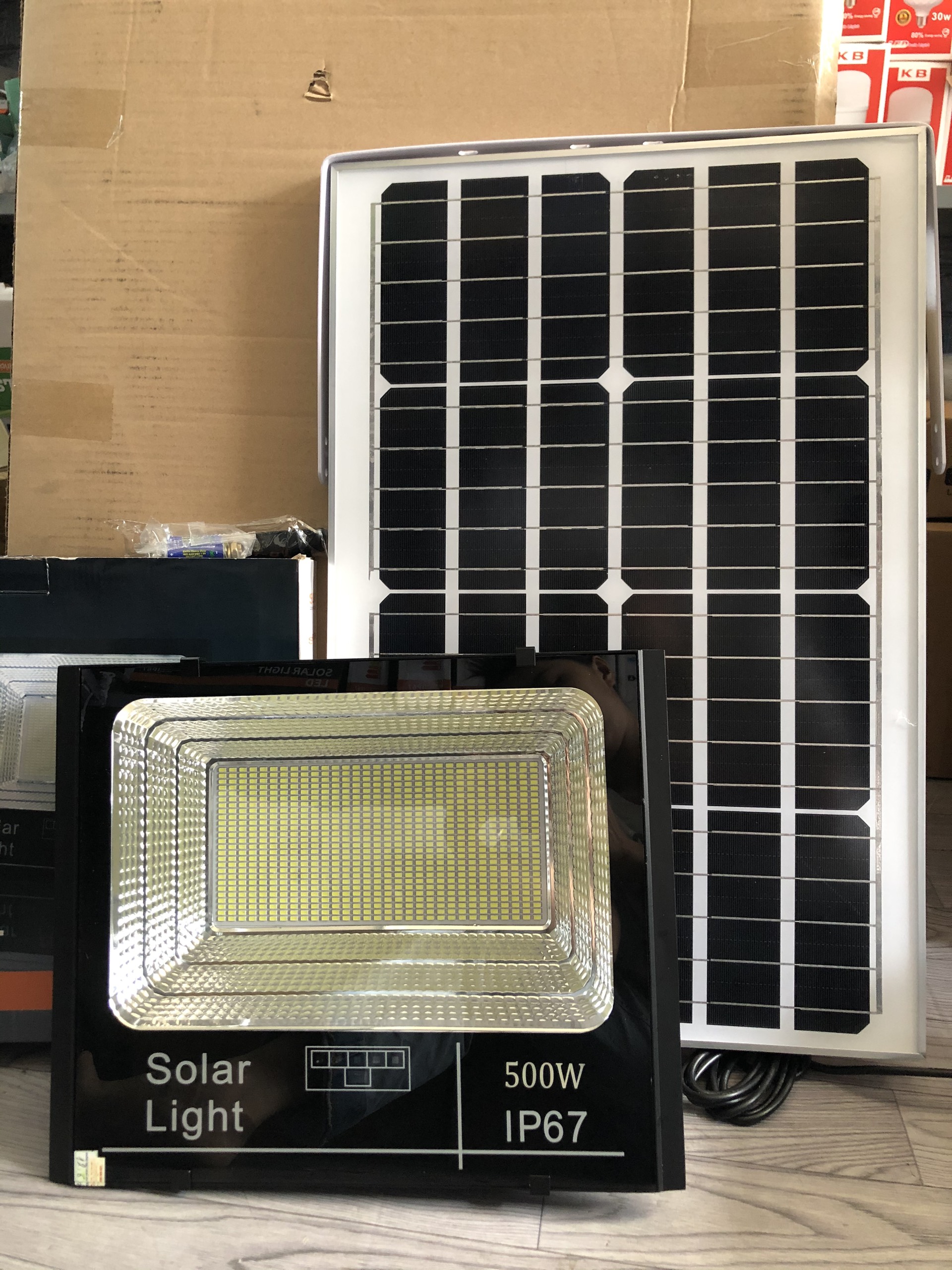 Đèn pha led năng lượng mặt trời  500W cao cấp siêu sáng  có báo pin chống nước tuyệt đối sử dụng trong nhà và ngoài sân đều tốt bảo hành sản phẩm 2 năm