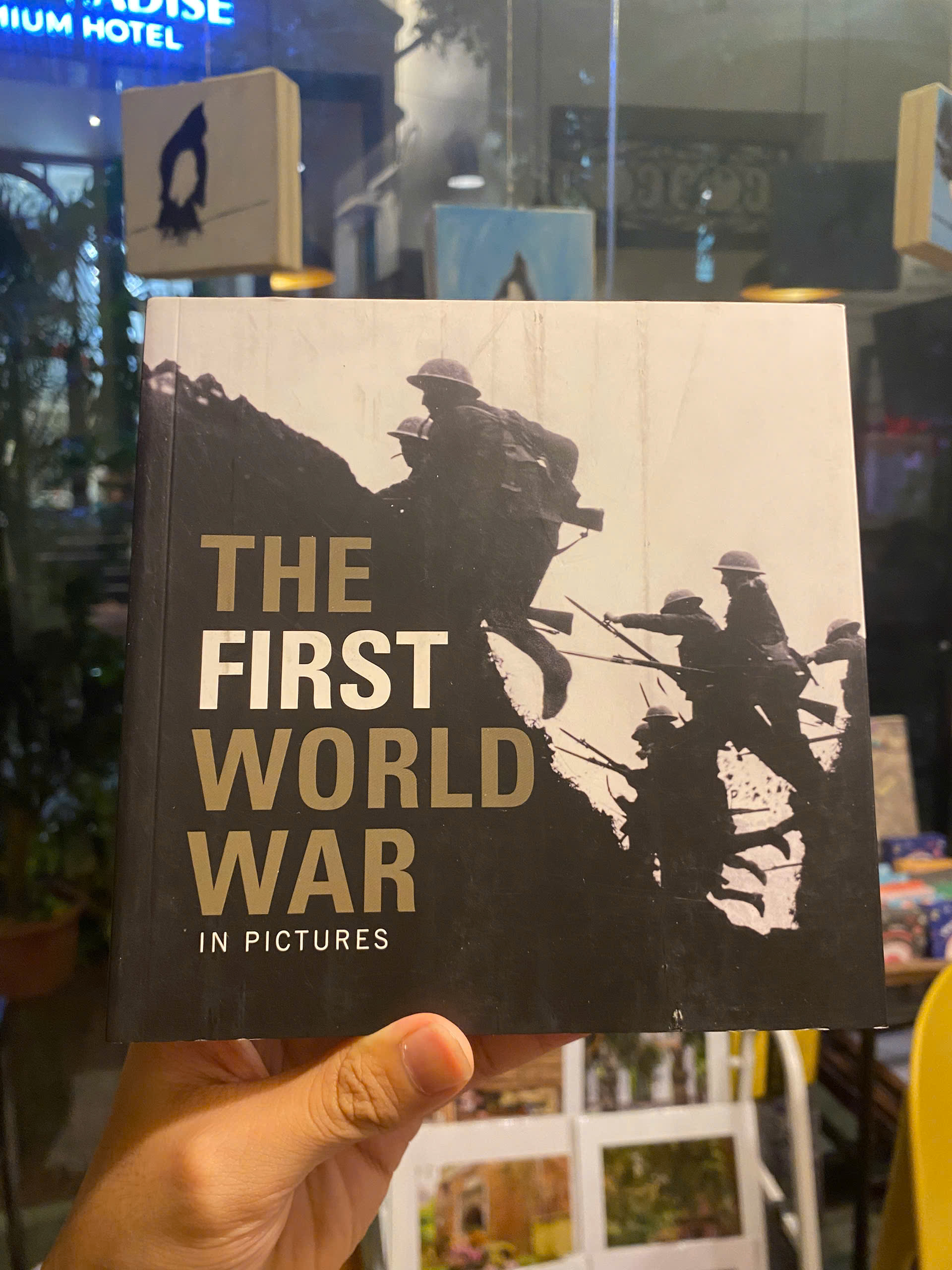 Sách - The First World War (In Pictures) - Ammonite Press | Photography / History Nonfiction