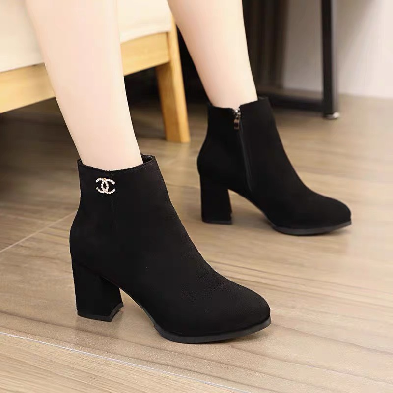 Boots Nữ Cổ Thấp Da lộn Khoá Cạnh Tag Khuy X (Mã 4560-1)