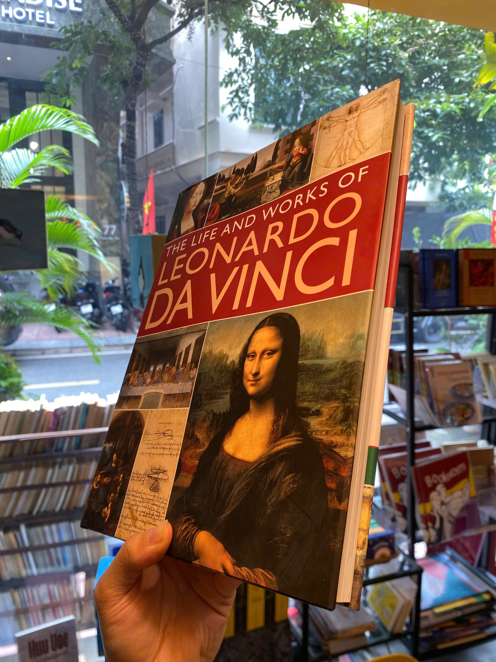 Sách - Leonardo Da Vinci His Life And Works In 500 Images by Rosalind Ormiston - Sách nghệ thuật bằng tiếng anh