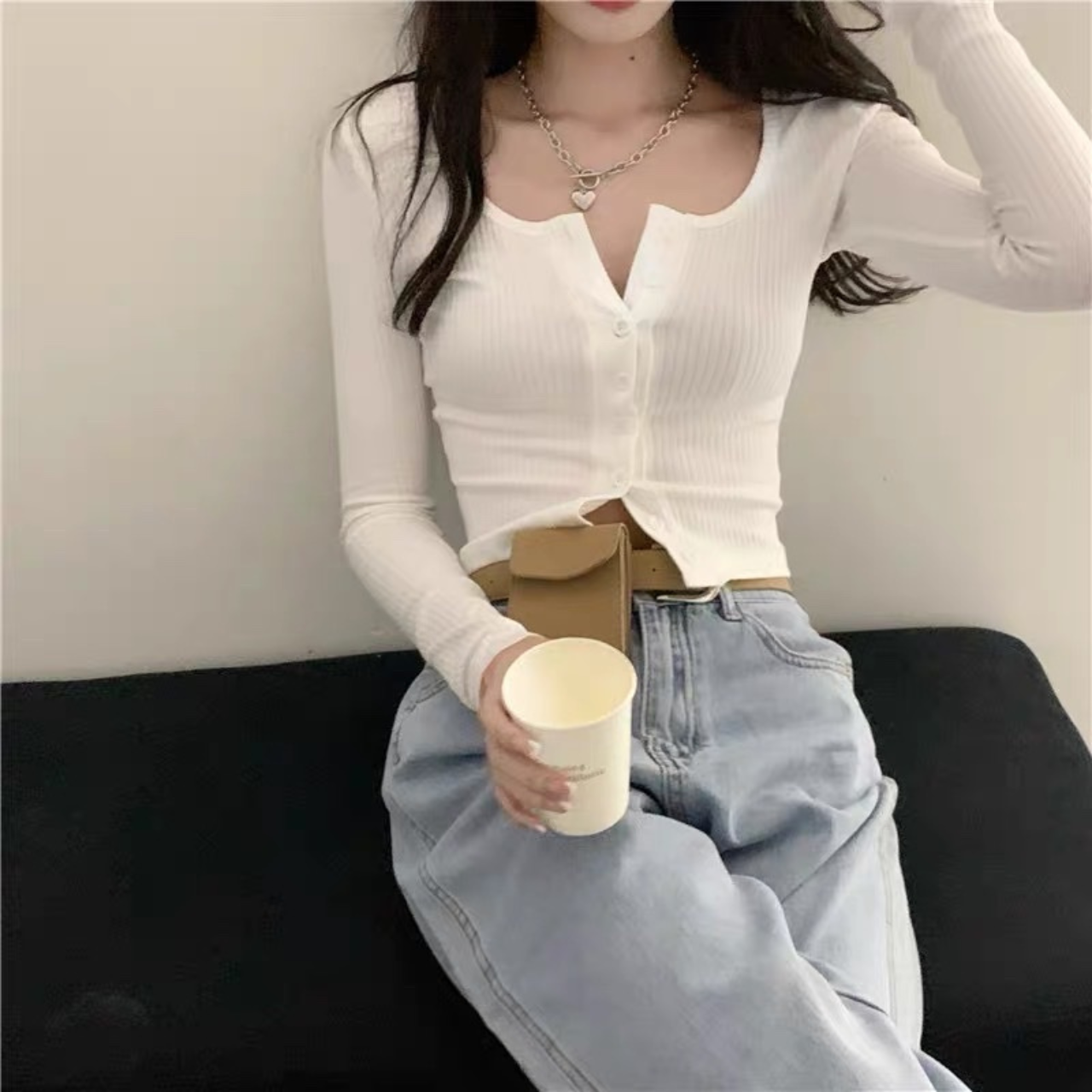 Áo croptop cúc giữa dài tay cổ tròn màu trắng chất thun gân