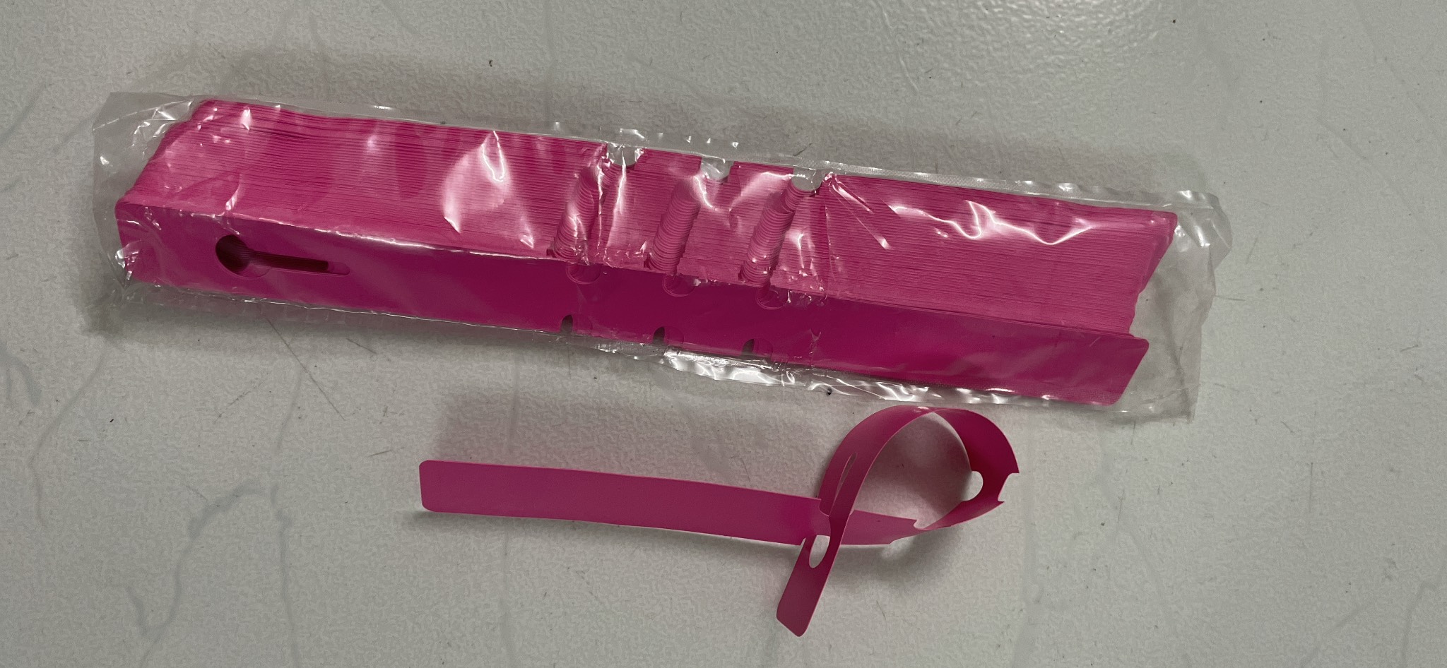 Thẻ treo ghi tên có khóa bó 100 tem