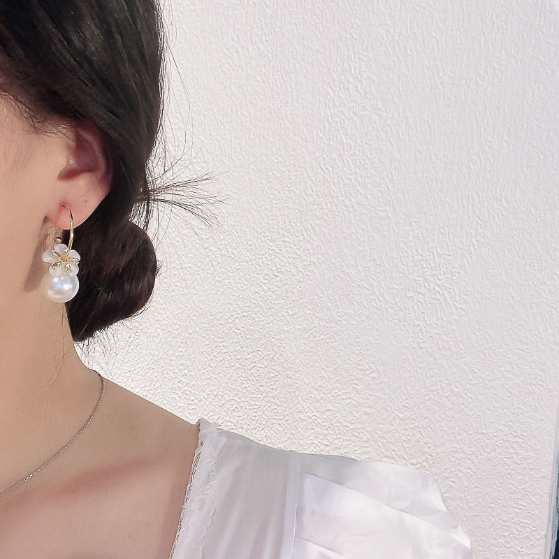 Hình ảnh Bông tai nữ hạt châu trắng hoa mai đính đá phụ kiện trang sức đẹp M106802