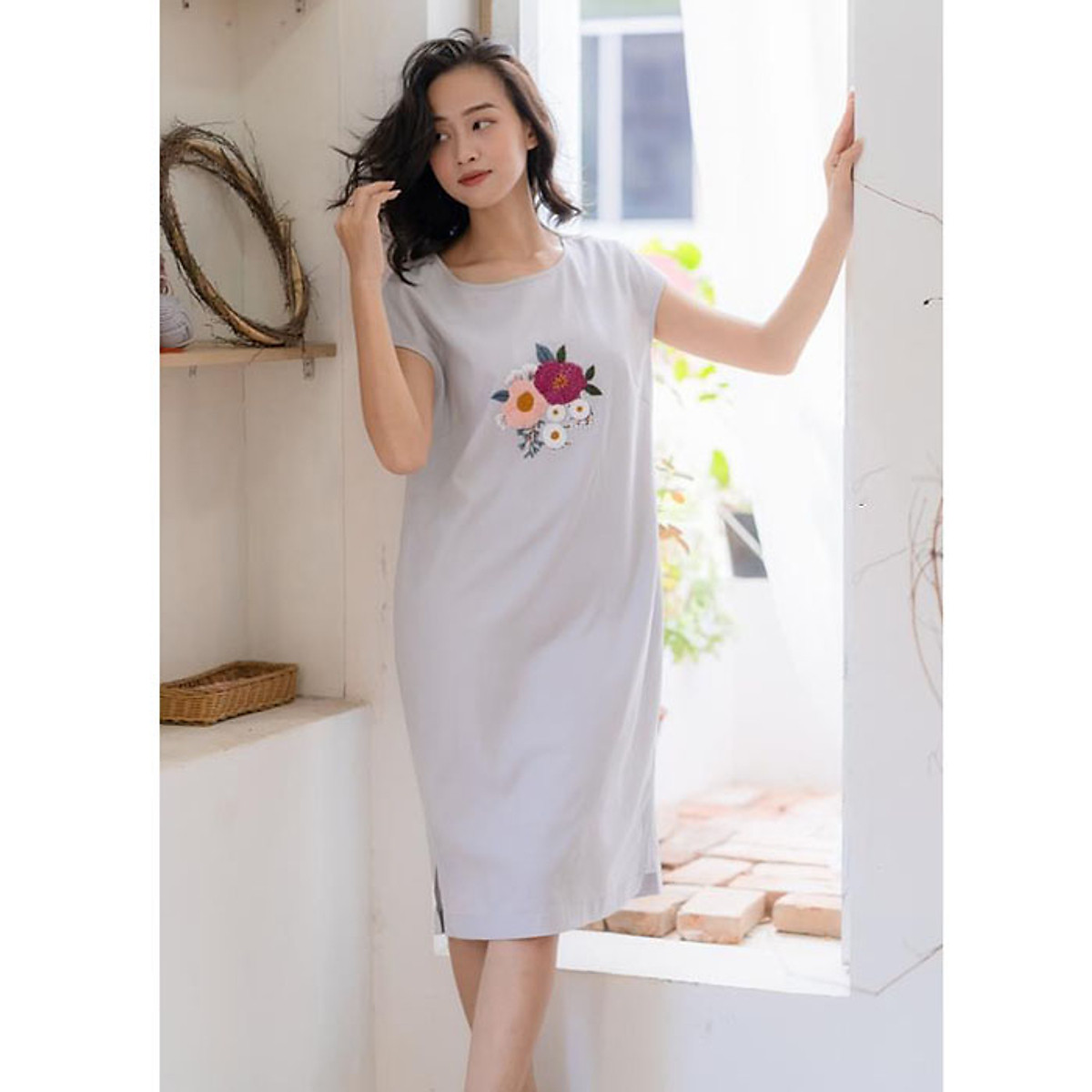Đầm suông linen tay hến thêu hoa ngực - Trắng gạo