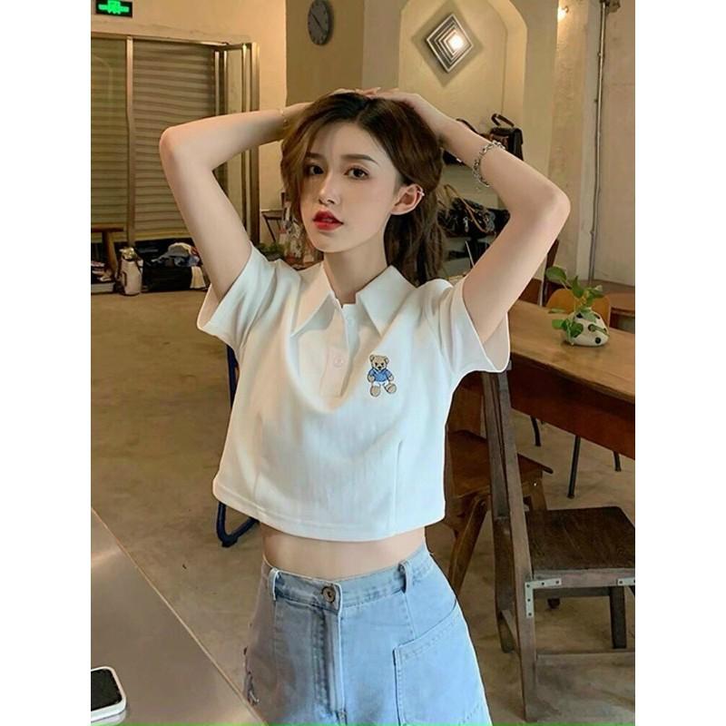 Áo crop cổ bẻ thêu gấu
