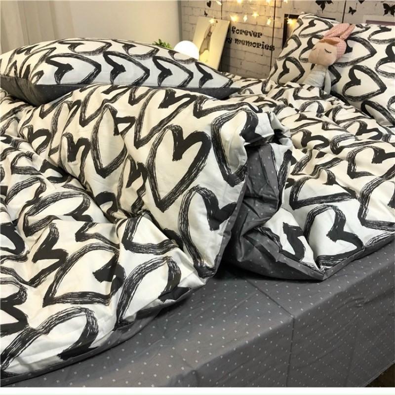 Bộ chăn ga poly nhập khẩu có ruột bông dày- mẫu tim đen