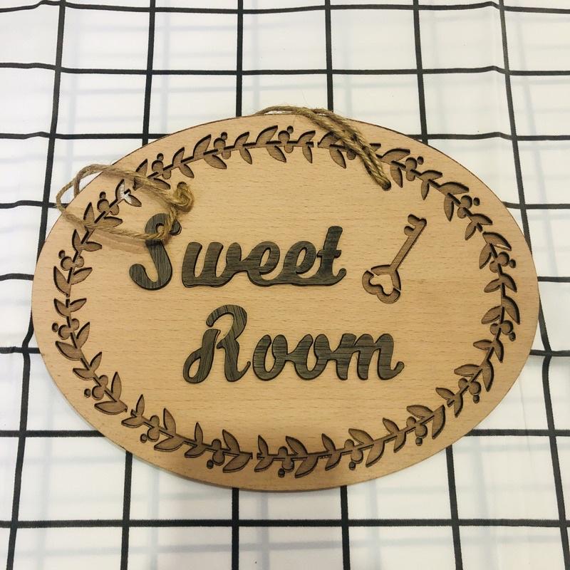 Bảng gỗ treo cửa phòng ngủ trang trí phòng khách chữ sweet room 20cm tặng móc dán